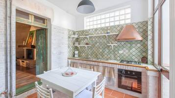 Frigorifero, forno, piano cottura, bollitore elettrico