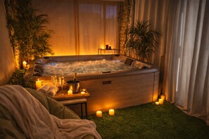 A spa room with a hot tub, candles, and greenery. - ✨ Ecrin Bohême ⭐⭐⭐⭐ jacuzzi cosy Montélimar 💦 (Montélimar)