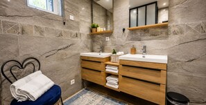 Shower, hair dryer, towels, toilet paper - ✨ Ecrin Bohême ⭐⭐⭐⭐ jacuzzi cosy Montélimar 💦 (Montélimar)