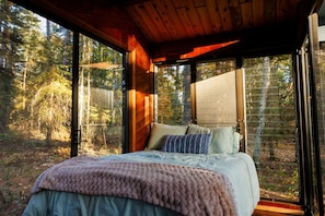 Bureau, fer et planche à repasser, lit parapluie, Wi-Fi