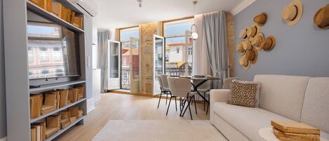 Comfort Studio, City View | Living area