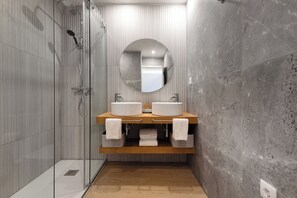 Comfort Studio, City View | Bathroom - Ribeira Apartments Flores (Porto)