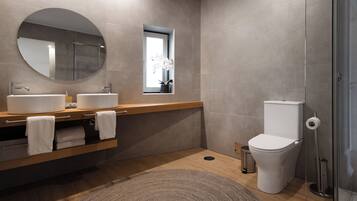 Superior Apartment, City View | Bathroom