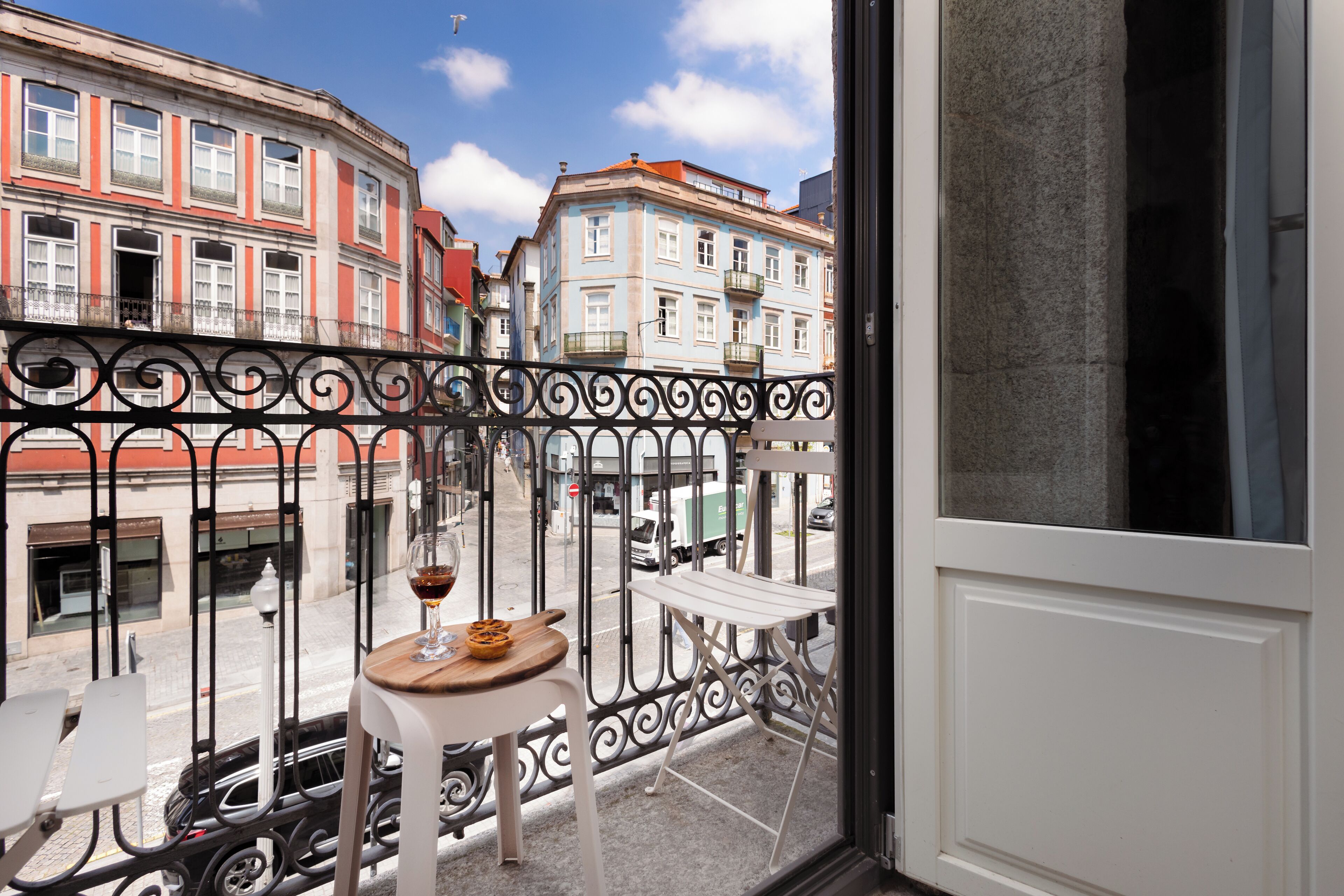 Deluxe Studio, City View | Interior