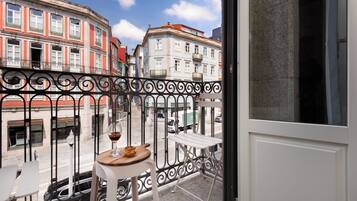 Deluxe Studio, City View | Interior