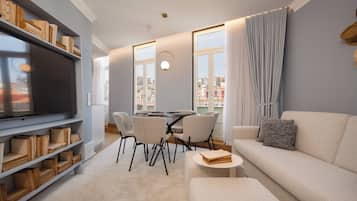 Apartamento superior, vista para a cidade | Área de estar | TV de tela plana