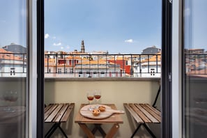 Superior Apartment, City View | Dining