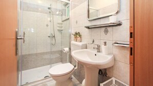 Shower, towels - Holiday apartment Concept in Porec, near the  beach (Porec)
