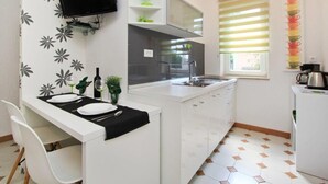 Een koffiezetapparaat/waterkoker, een koelkast, een waterkoker