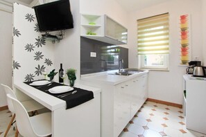 Fridge, electric kettle, toaster, cookware/dishes/utensils - Stylish Apartment Concept II  in Poreč near the sea (Porec)