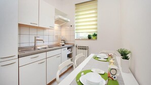 Wasserkocher mit Kaffee-/Teezubehör, Kühlschrank, Wasserkocher