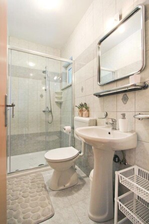 Shower, towels - Apartment Concept II in Poreč with Terrace & Parking (Porec)