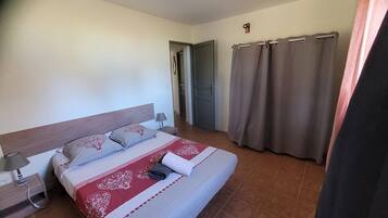 Fer et planche Ă repasser, Wi-Fi, draps fournis