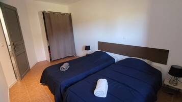 Iron/ironing board, WiFi, bed sheets