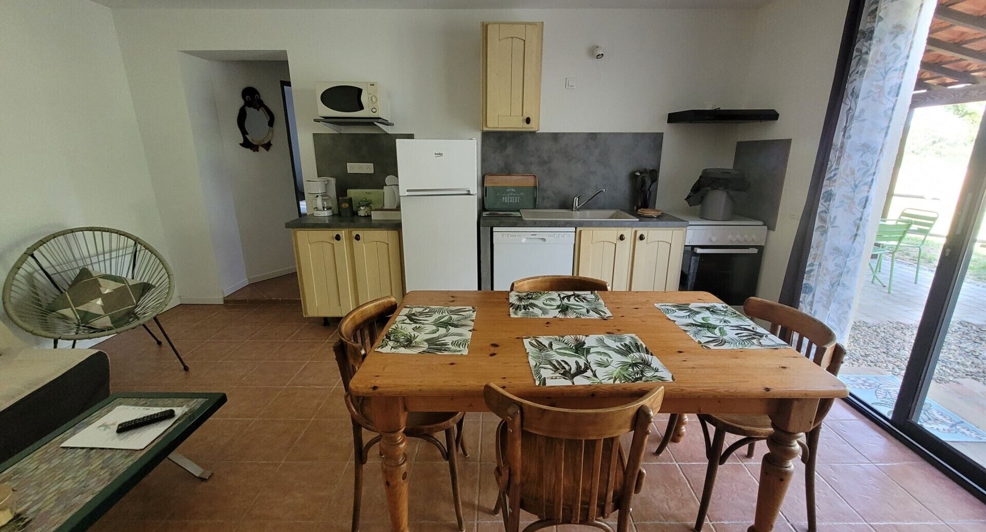 Frigorifero, microonde, forno, piano cottura