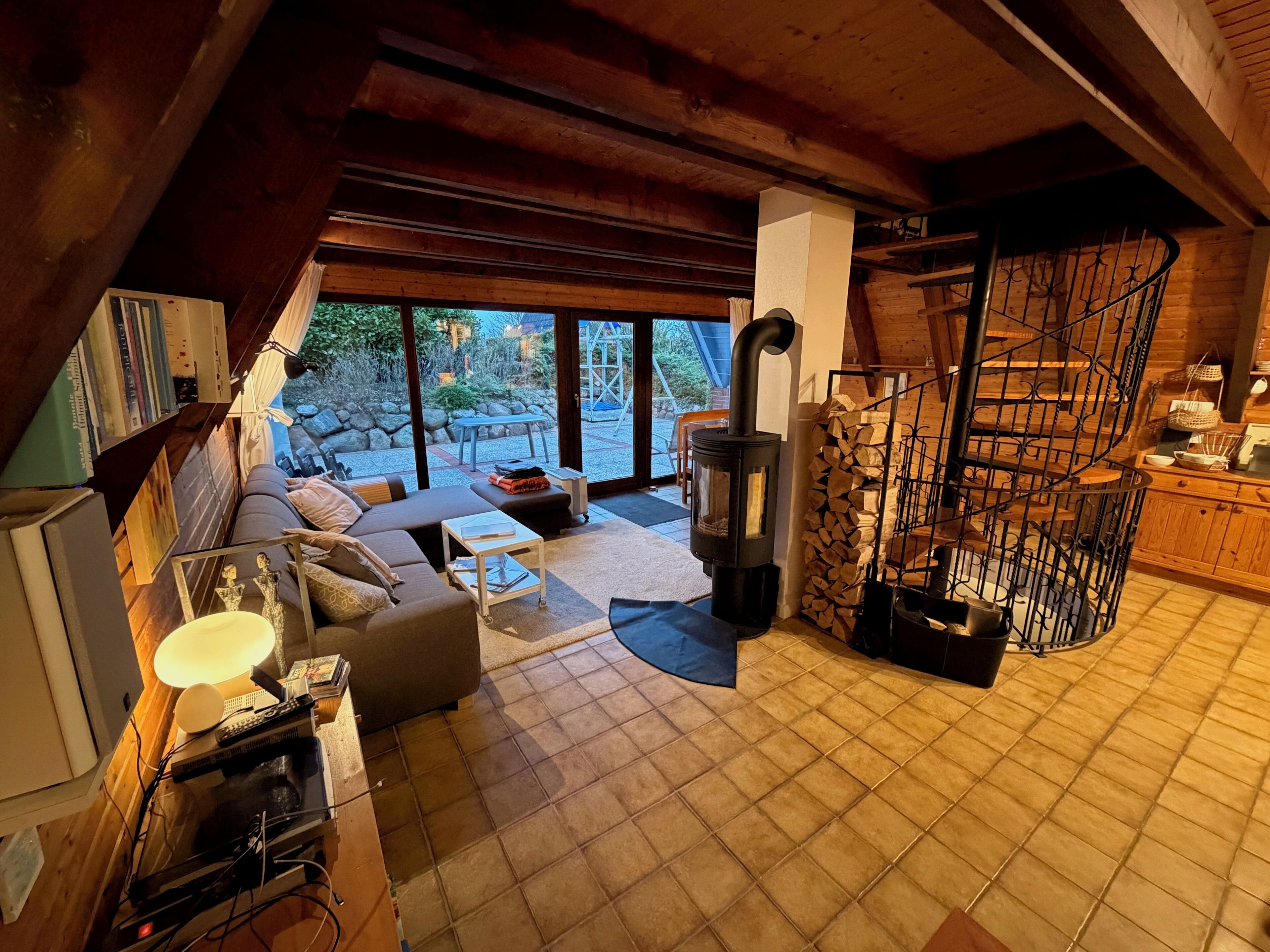 Cheminée, livres, chaîne hi-fi
