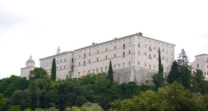 Small villa with a view of the Cassino valley and montecassino with its abbey.