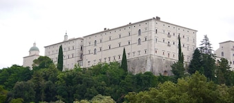 Small villa with a view of the Cassino valley and montecassino with its abbey.