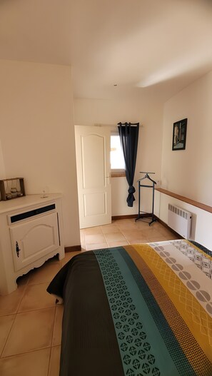 Tabla de planchar con plancha, wifi, ropa de cama