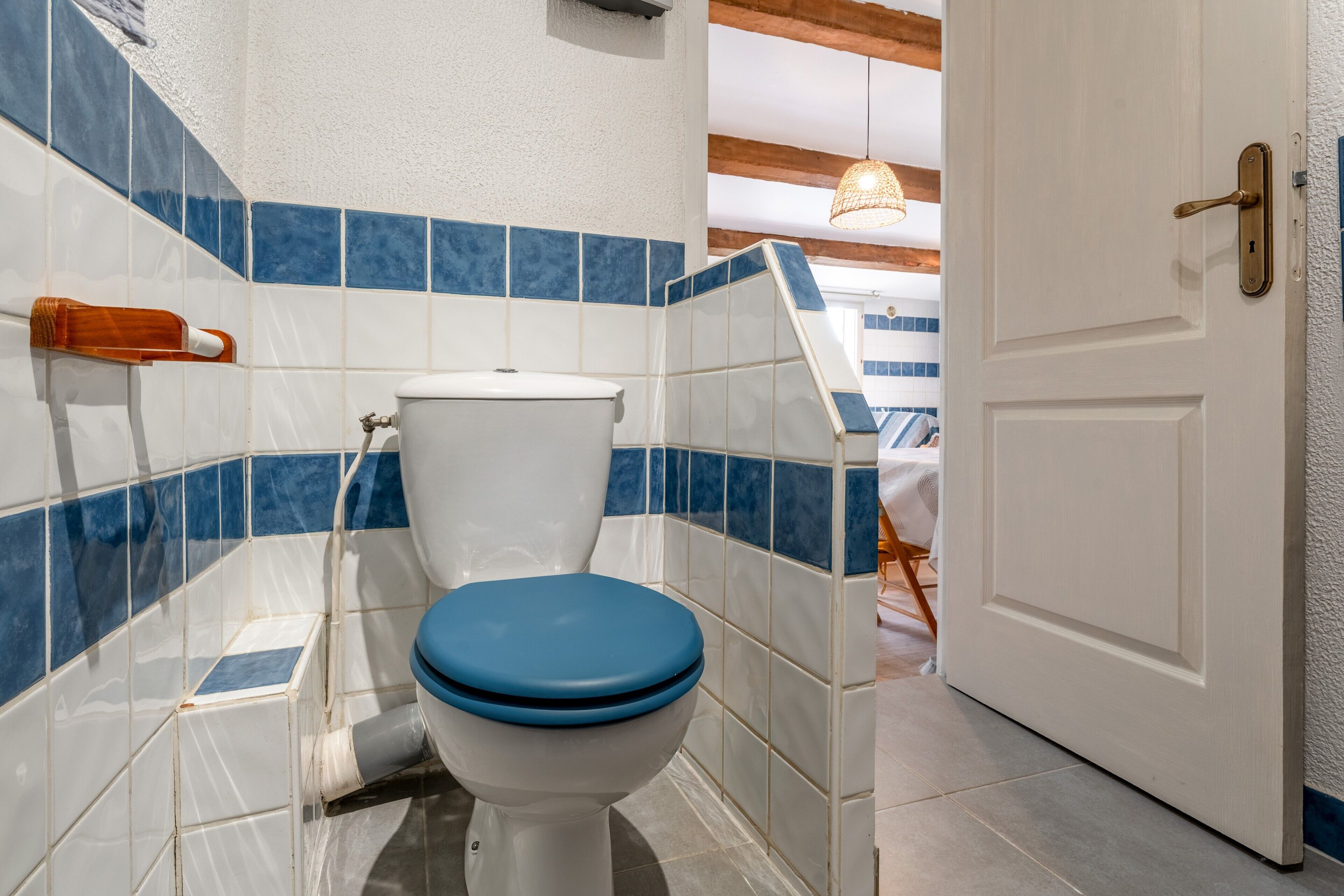 Douche, sèche-cheveux, serviettes fournies