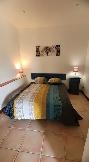 1 bedroom, iron/ironing board, WiFi, bed sheets - Les fées du gard - gîte lutin - Accommodation & Well-Being (Rousson)