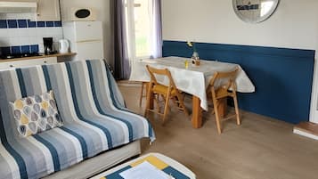 Téléviseur, table de ping-pong