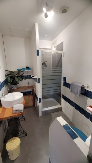 Shower, hair dryer, towels - Les fées du gard - gîte lutin - Accommodation & Well-Being (Rousson)