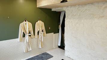 Studio (Multiple Bedrooms) | Property amenity