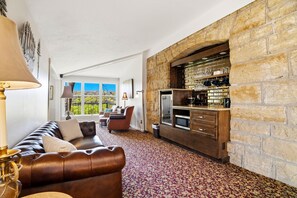 Studio (Multiple Bedrooms) | Property amenity