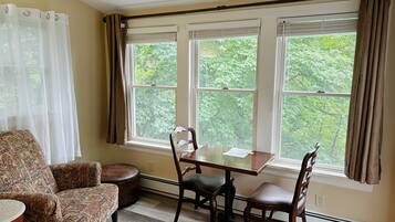 Studio (Multiple Bedrooms) | Property amenity