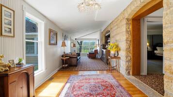 Studio (Multiple Bedrooms) | Property amenity