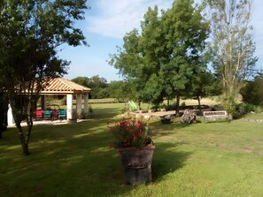 Property grounds - Les fées du gard - Gîte Mélusine: Peaceful Country Retreat for 4–6 Guests (Rousson)