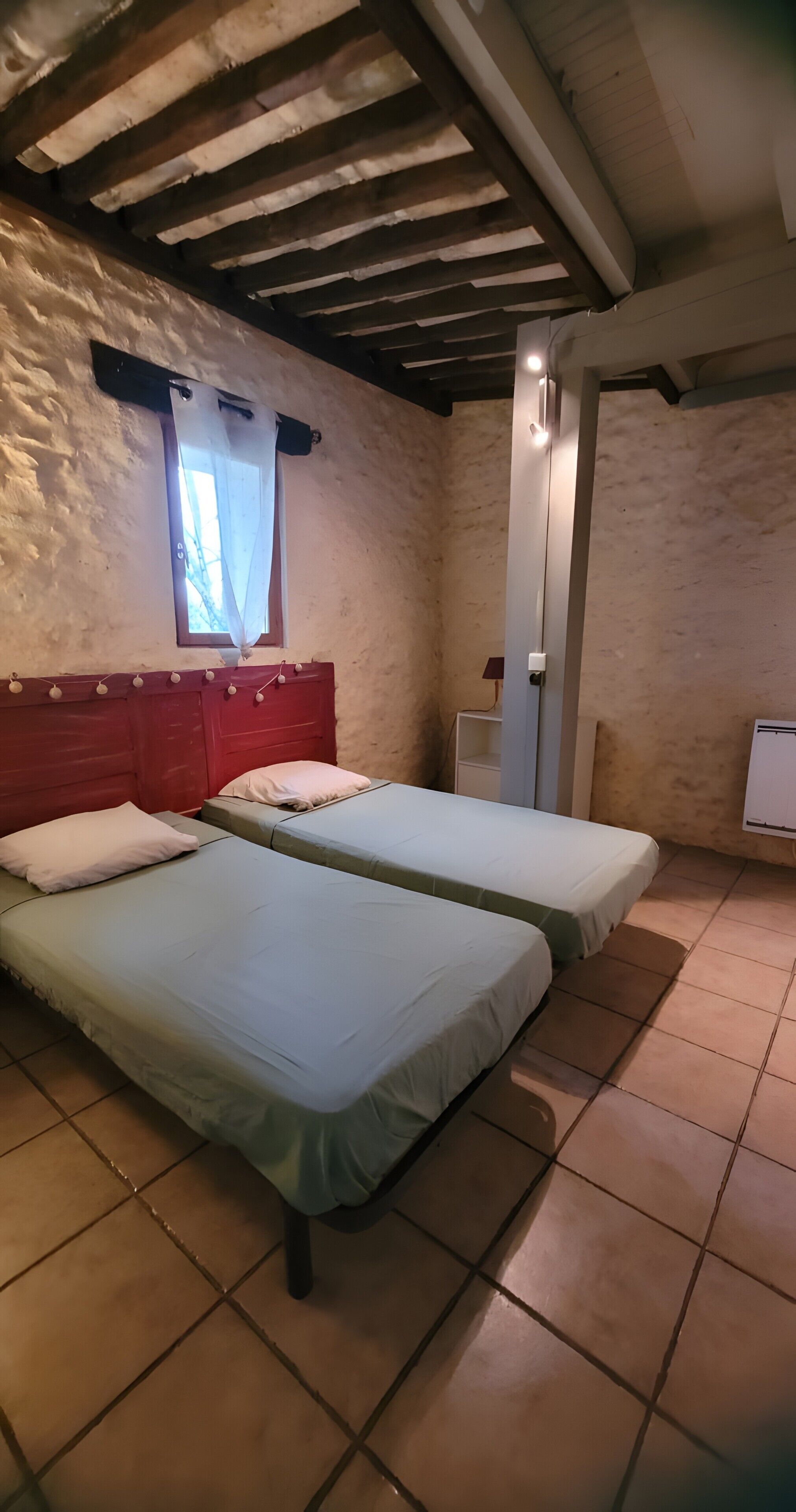 Tabla de planchar con plancha, wifi y ropa de cama 