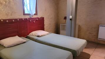 Tabla de planchar con plancha, wifi y ropa de cama