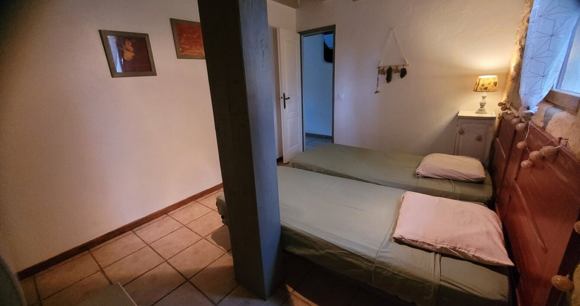 Silitysrauta/-lauta, Wi-Fi, vuodevaatteet