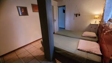 Silitysrauta/-lauta, Wi-Fi, vuodevaatteet