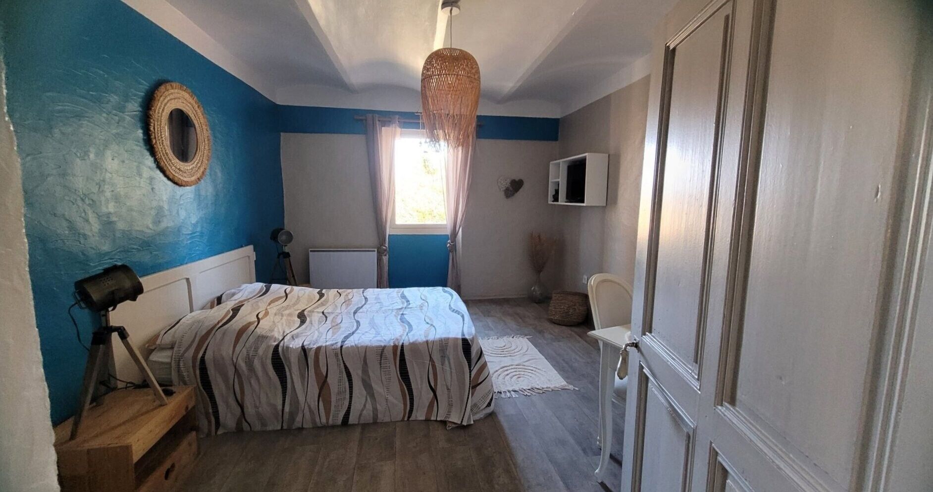 Een strijkplank/strijkijzer, wifi, beddengoed