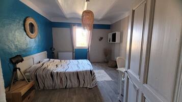 Een strijkplank/strijkijzer, wifi, beddengoed