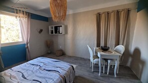 Tabla de planchar con plancha, wifi y ropa de cama 