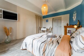 1 habitación, tabla de planchar con plancha, wifi y ropa de cama 