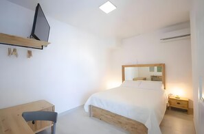 Tabla de planchar con plancha, wifi y ropa de cama 