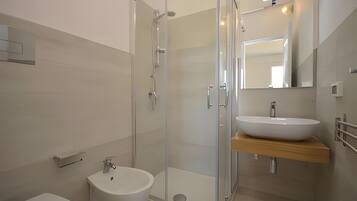 Dusche, Haartrockner, Handtücher