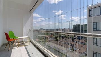 Deluxe Apartment, Balcony, City View | Balkoni