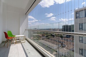 Departamento Deluxe, balcón, vista a la ciudad | Balcón