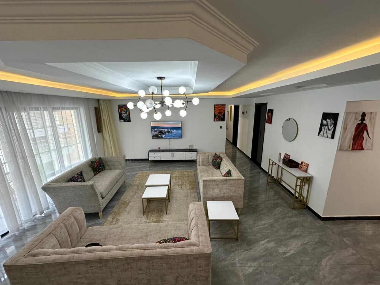 舒适公寓, 阳台, 城市景观 | 起居区 | 32-英寸智能电视（配备数码频道）