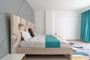 Apartamento Deluxe, balcón, vistas a la ciudad | Decoración individual, mobiliario individual, escritorio