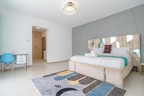 Departamento Deluxe, balcón, vista a la ciudad | Decoración personalizada, muebles diferentes y escritorio 