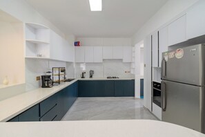 Refrigerador, microondas, utensilios de cocina