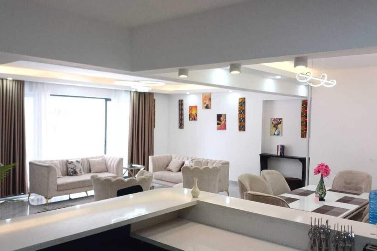 컴포트 아파트, 발코니, 시내 전망 | 거실 공간 | 디지털 채널 시청이 가능한 32인치 스마트 TV