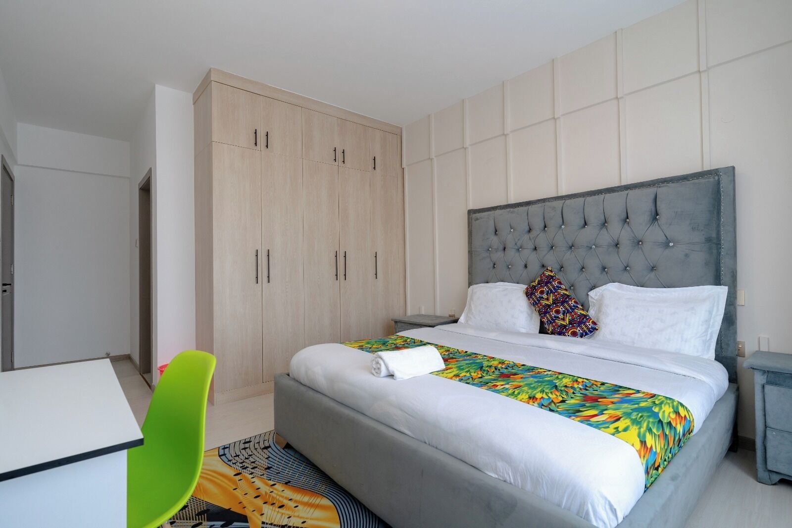 Decoración personalizada, muebles diferentes y escritorio 